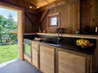 Authentique mazot alpin au cœur d’un hameau paisible