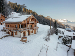 Chalet skis aux pieds face au mont Blanc